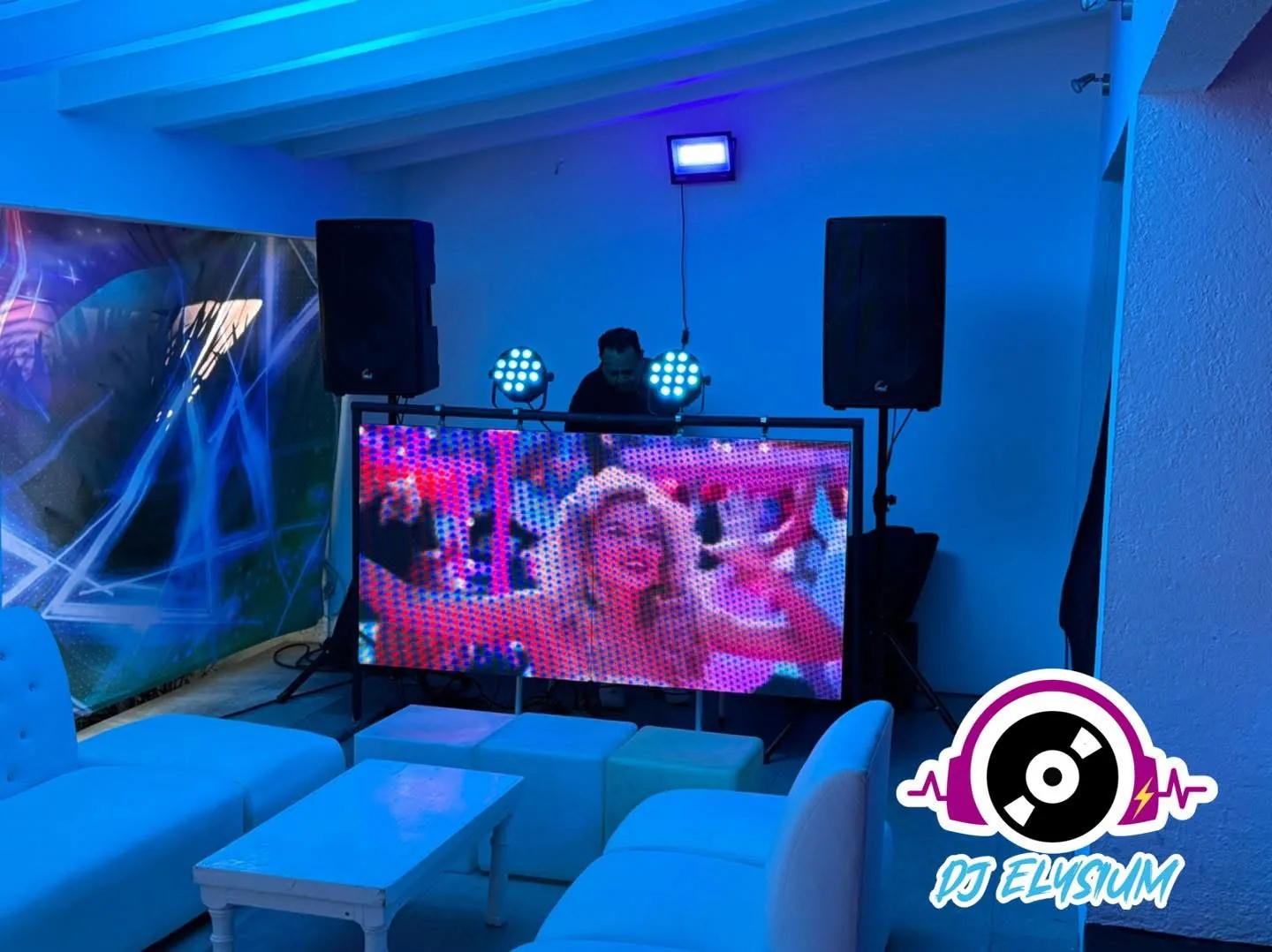 Cabina con pantalla LED y luces azules