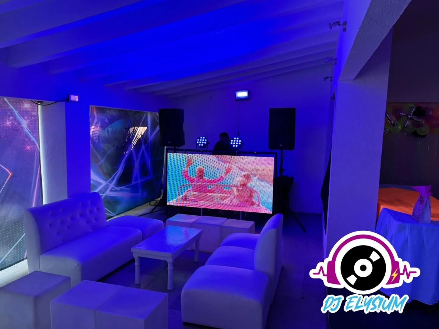Montaje de DJ Elysium con iluminación azul