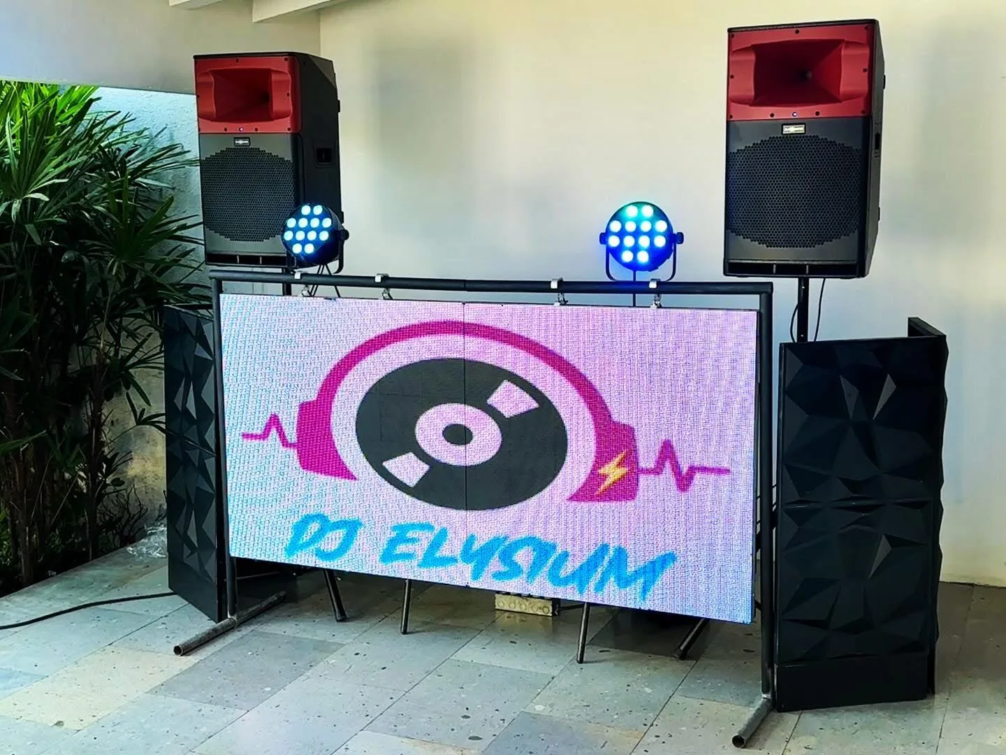 Pantalla LED y cabina de DJ Elysium